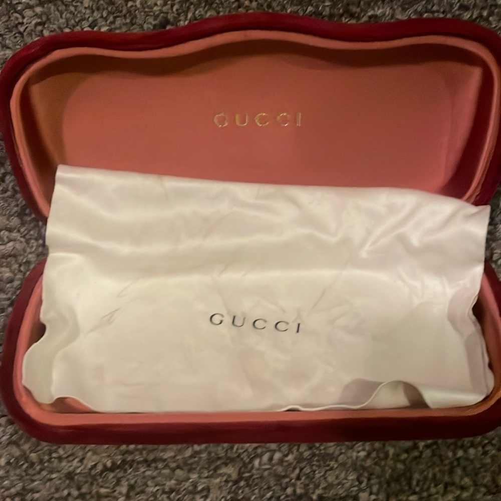 Gucci soft glasses case with cleaning cloth!